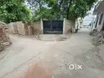 Main road se 80 feet ander hai