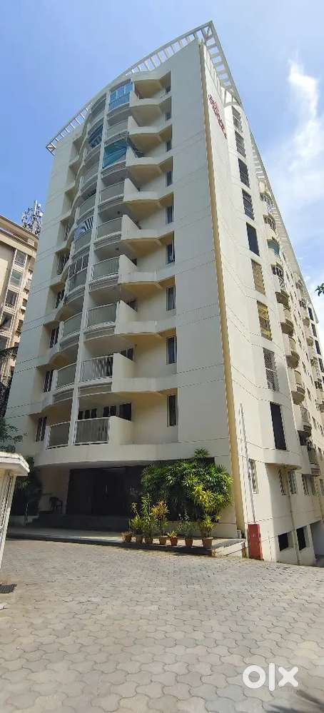 4 BHK SEMI FURNISHED FLAT FOR SALE IN VAZHUTHACAUD, NEAR AKASAVANI.
