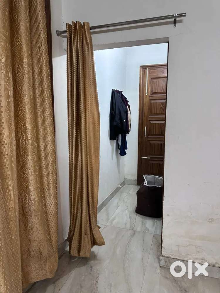 Sec 44 3bhk me 1 room h For girl 17k independent 50 %brokerage apply