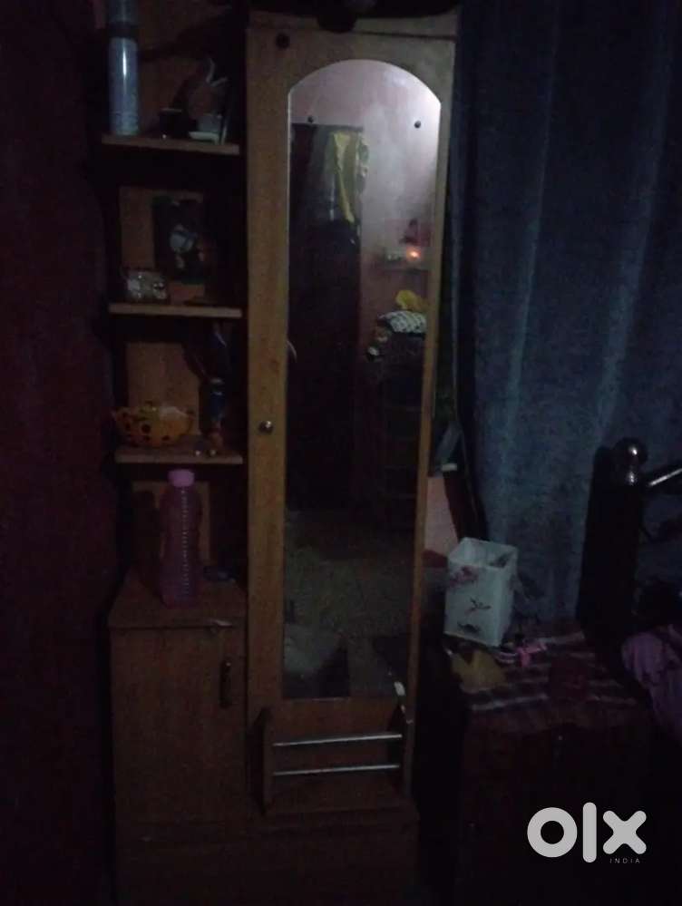 Engineering wood dressing table