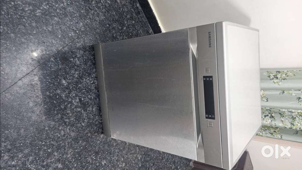 Dishwasher with 13 Place Settings DW60M5043FS