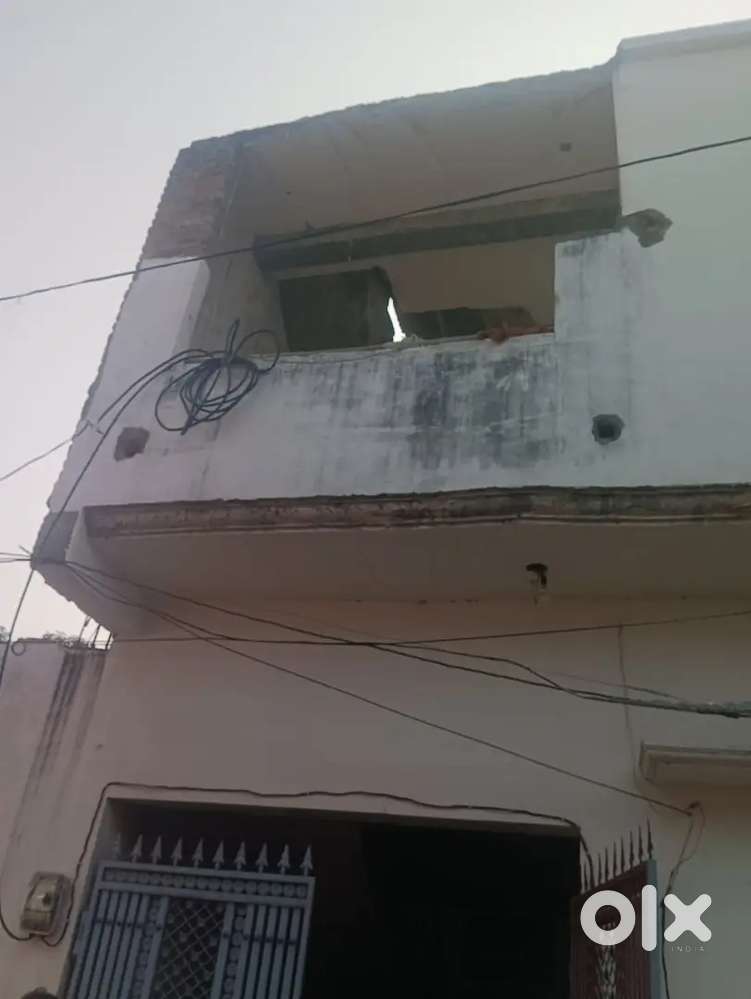 1manjil poora bana he doosri manjil ki haaf chhat aur jina bana he