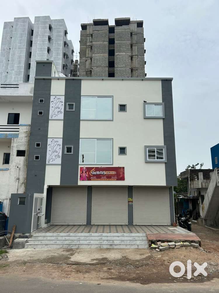 રોડ ટચ ૩ દુકાન અને હોલ ભાડે આપવાનું છે
