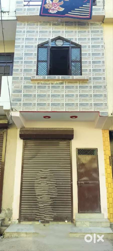 Niche shop hai or upar 1room set hai 10,000rent aram se a jayega