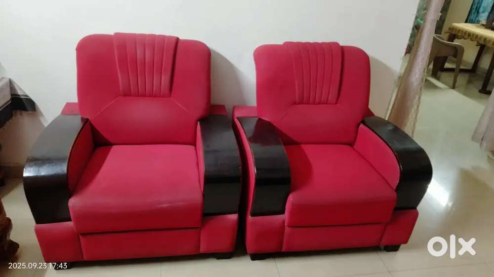 Unused  neelkamal chairs 3 nos and brand new usha sewing machine