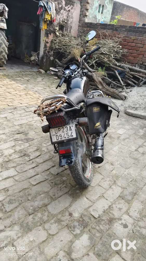 Showroom condition new tyre new side bag