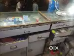 Electronic shop ke counter aur showcase vagaira hai Shop ke liye