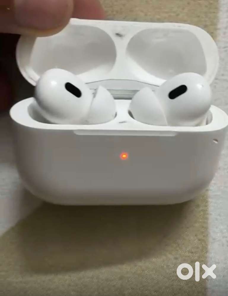 AIRPODS PRO 2 case and left eartips