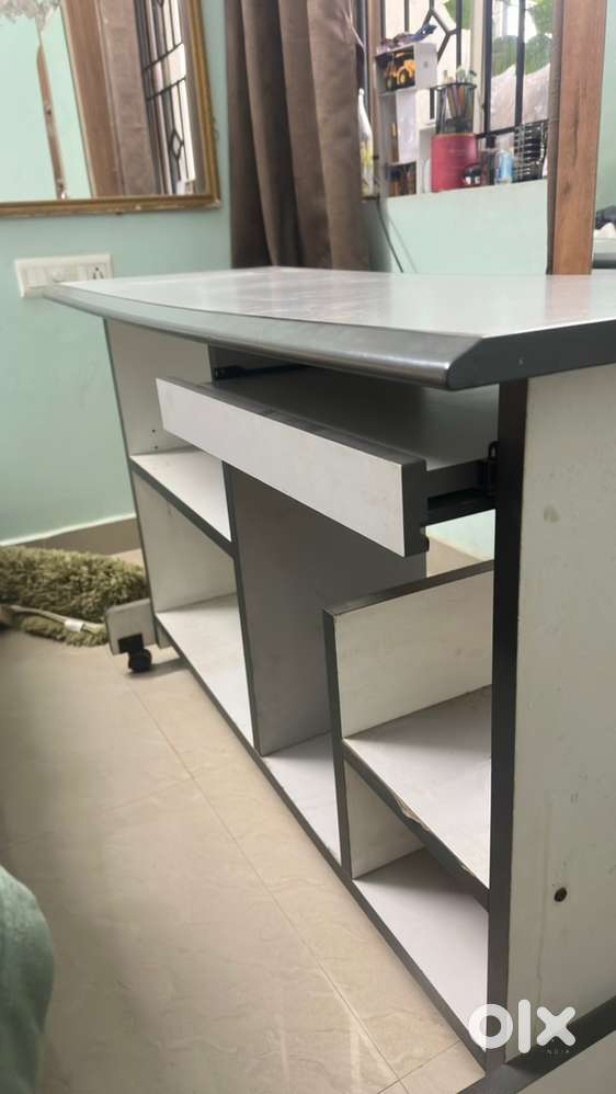 Computer table for home and office use