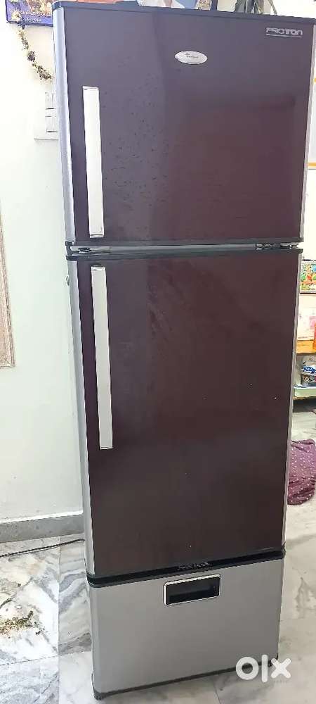 Whirlpool 3 door 283 liter fridge in good working condition 9 year old