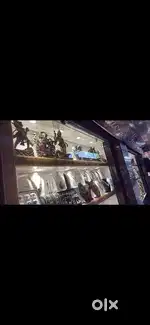 Shoroom sales person