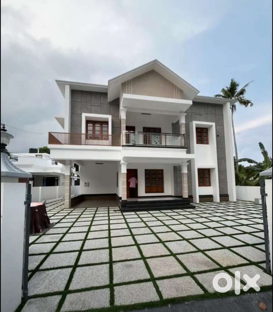 10 CENT LAND WITH 3000 SQFT NEW 5 BHK FOR SALE