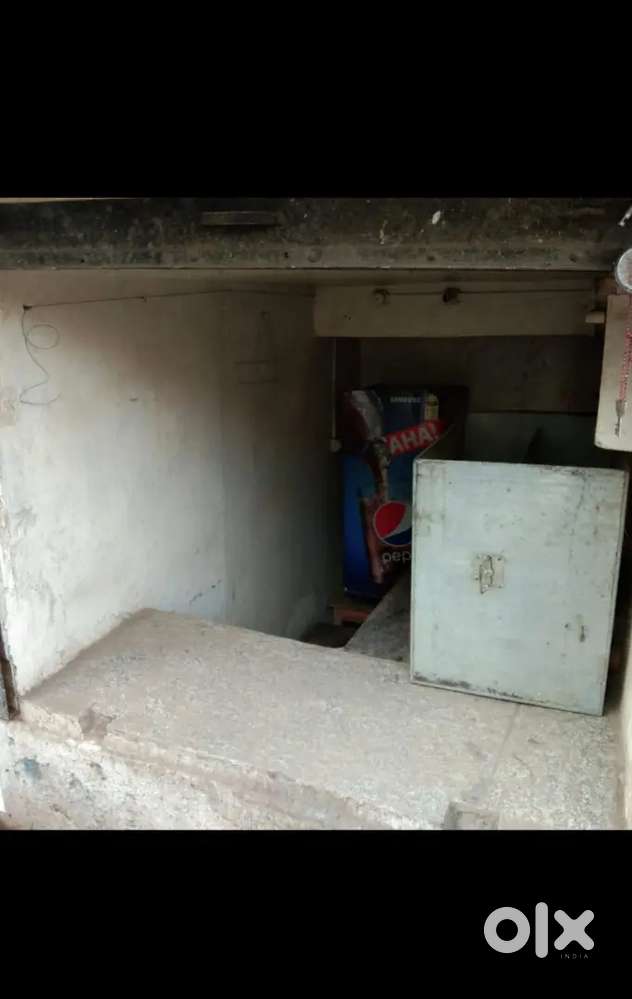 Sigra chaurahe pa shop hai cake parlour ke niche