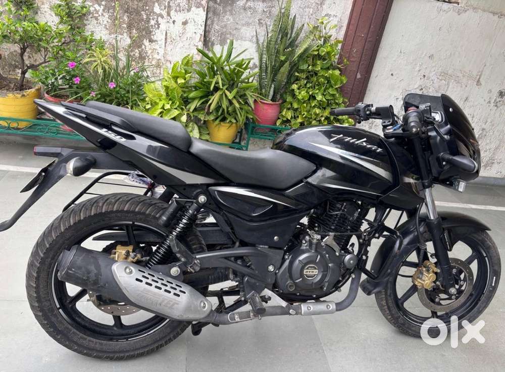 Pulser 150 sports model twin disc break next to show room condition