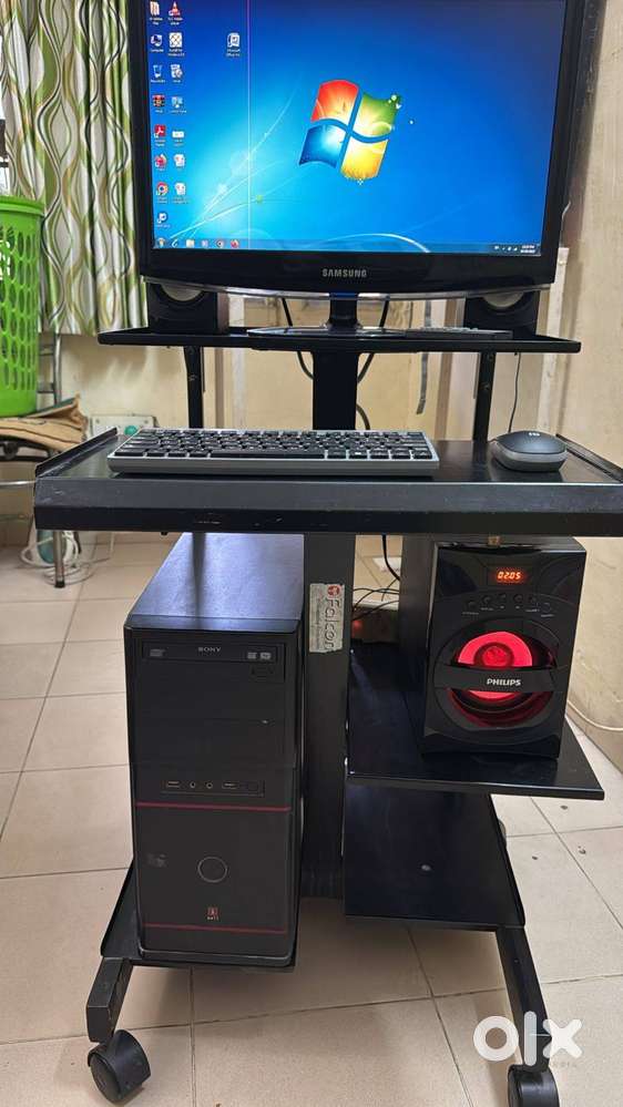 Desktop Computer Setup – SSD + Philips Speakers + Iron Stand