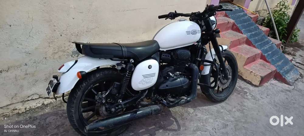 Jawa 42 white all showroom parts new tyres