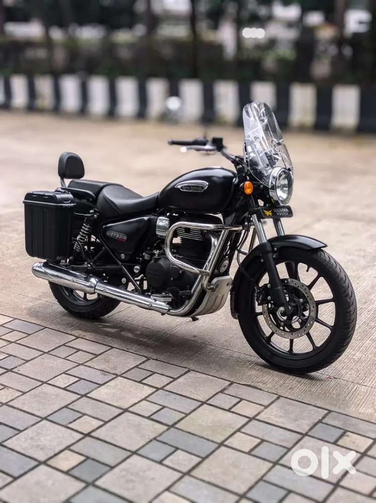 Next to New Royal Enfield meteor 350 stellar black may 2024 only 700