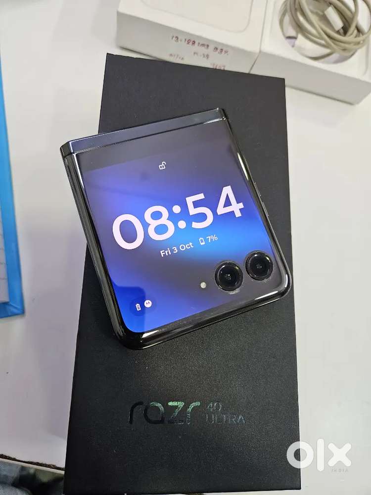 Motorola razr 40 Ultra 256Gb with box charger line on display