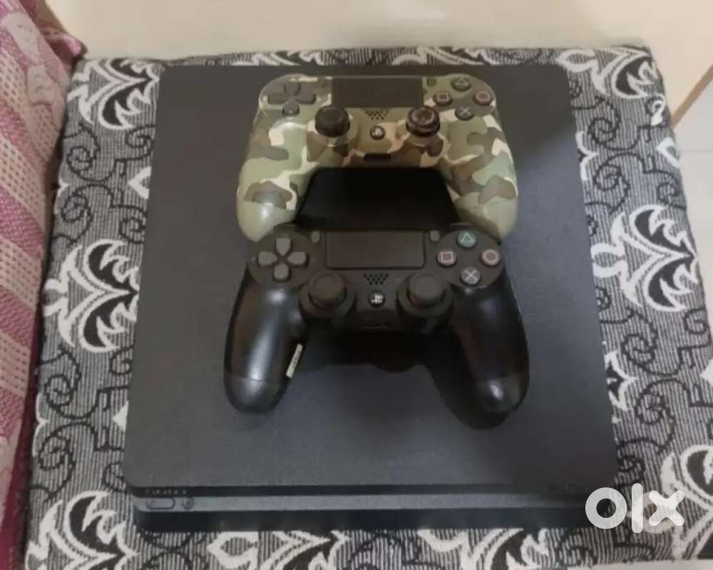 PS4 Slim1TB 2 Original Controllers Excellent Condition