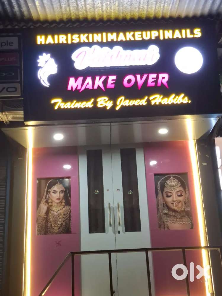 Parlour i pariwarik samasya ki wajah se becha ja raha hai