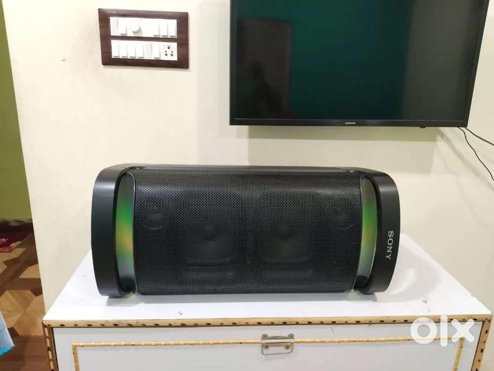 Sony speaker srs xv 700 no scratches new condition