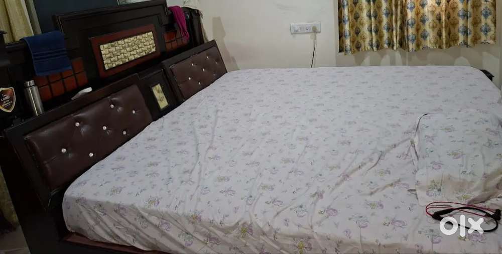 Bed+Matress, 2 Door Wardrobe, Dining Table Extendable Upto 6 Seater