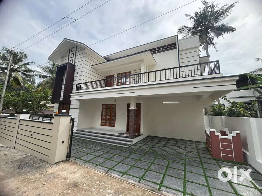 4.5 cent 4 bhk pothencode SREEKARYAM