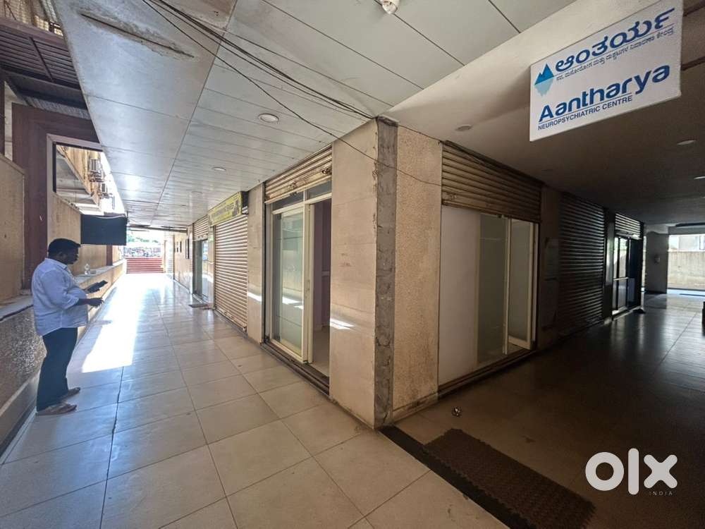 For rent Corner shop with display window maximum walk in customer