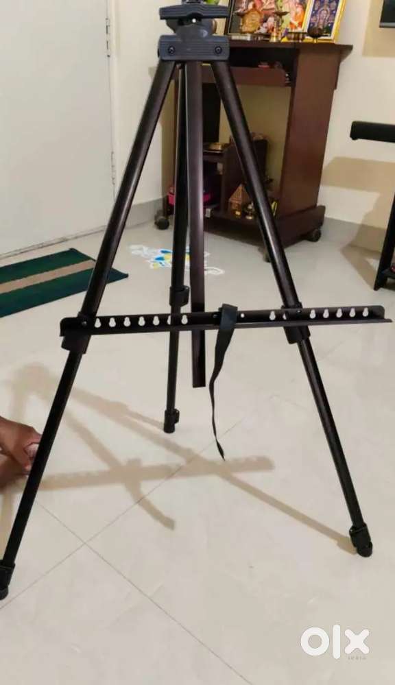 Tripod stand for paintings black