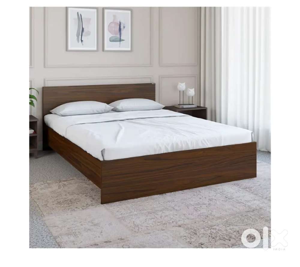 Dining table 4sets in wood and 6*6bed two pillows