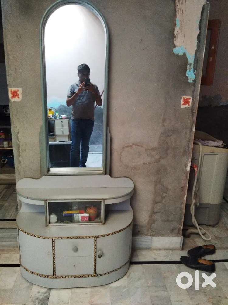 Dressing table