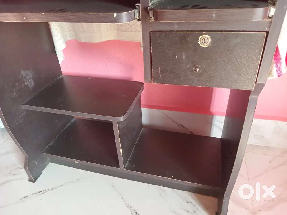 Wooden computer table 2nd class condition is good yr