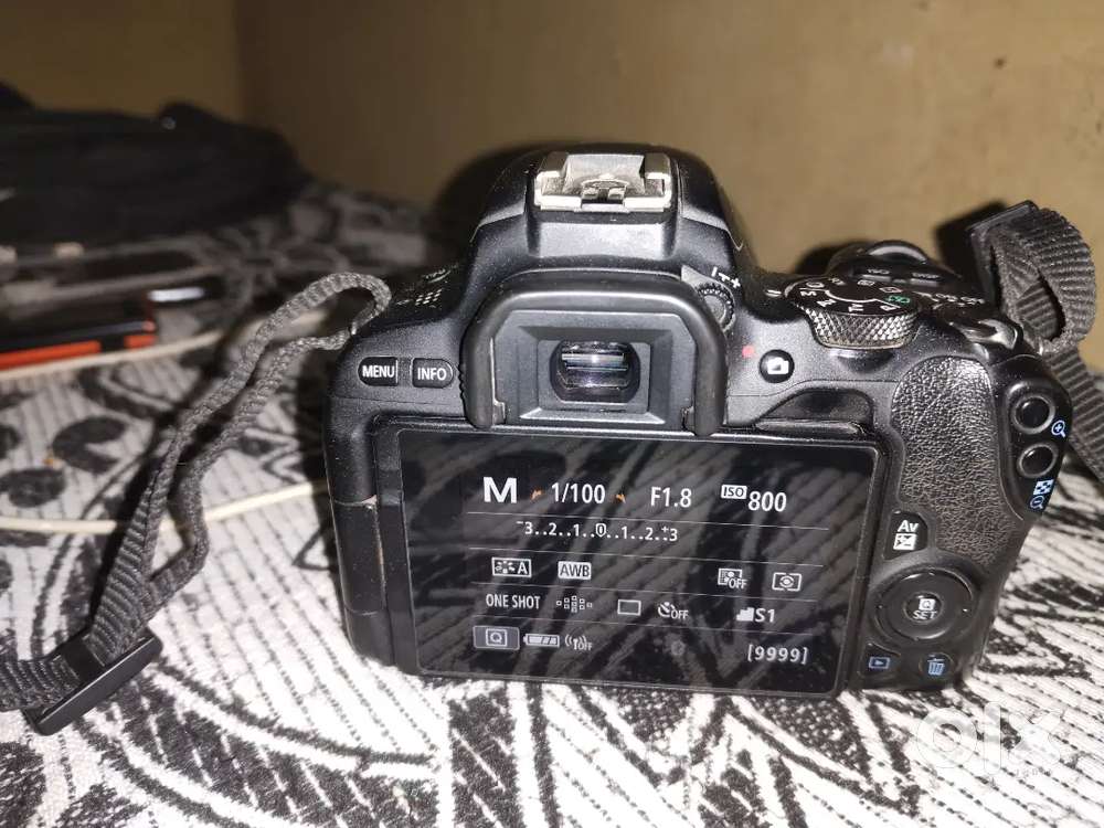 Canon 200d with 50 and 18,55 mm lens single hand use camera