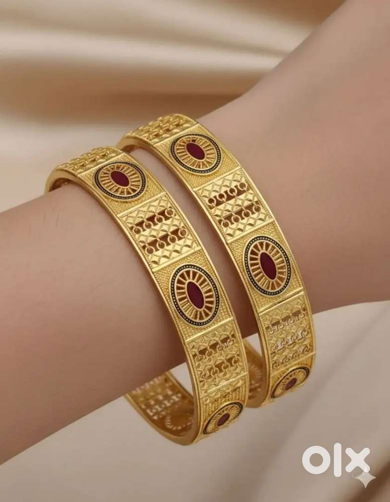 Jewellery shop pe boy