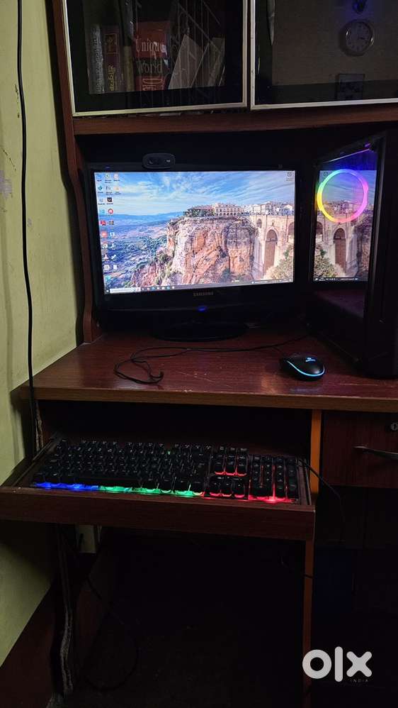 Full Computer setup (monitor+table+ CPU+keyboard+mouse+4 soundbox+)