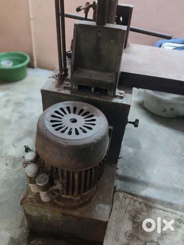 HYDROLIC INJECTION MACHINE