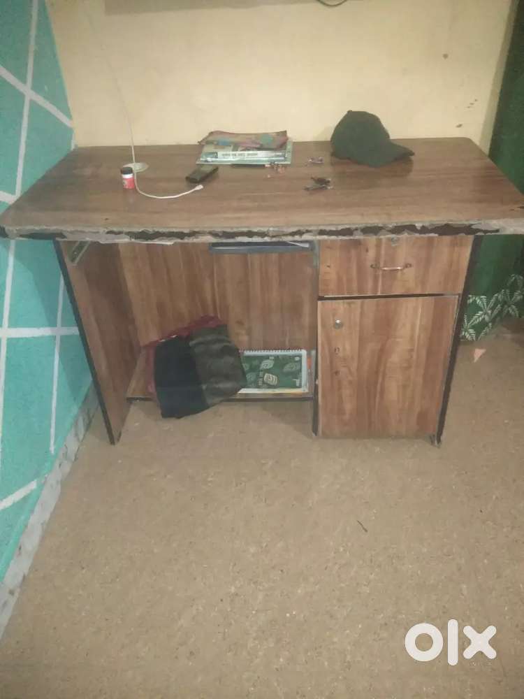 Computer desk