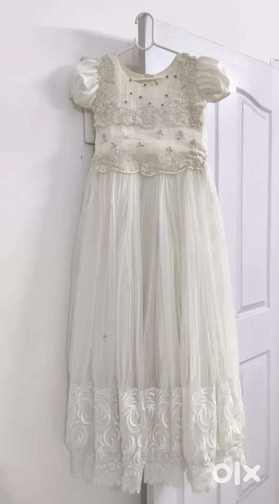 URGENT SALE‼️GIRLS WHITE GOWN.