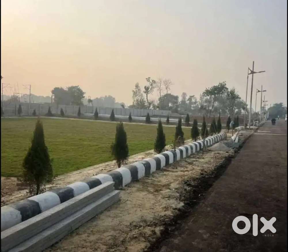Lucknow  1090 से kooch hi duri pr plot leee