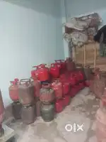 একজন ডেলিভারি বয় প্রয়োজন মিনি গ্যাস সিলিন্ডার ডেলিভারি করার জন্য