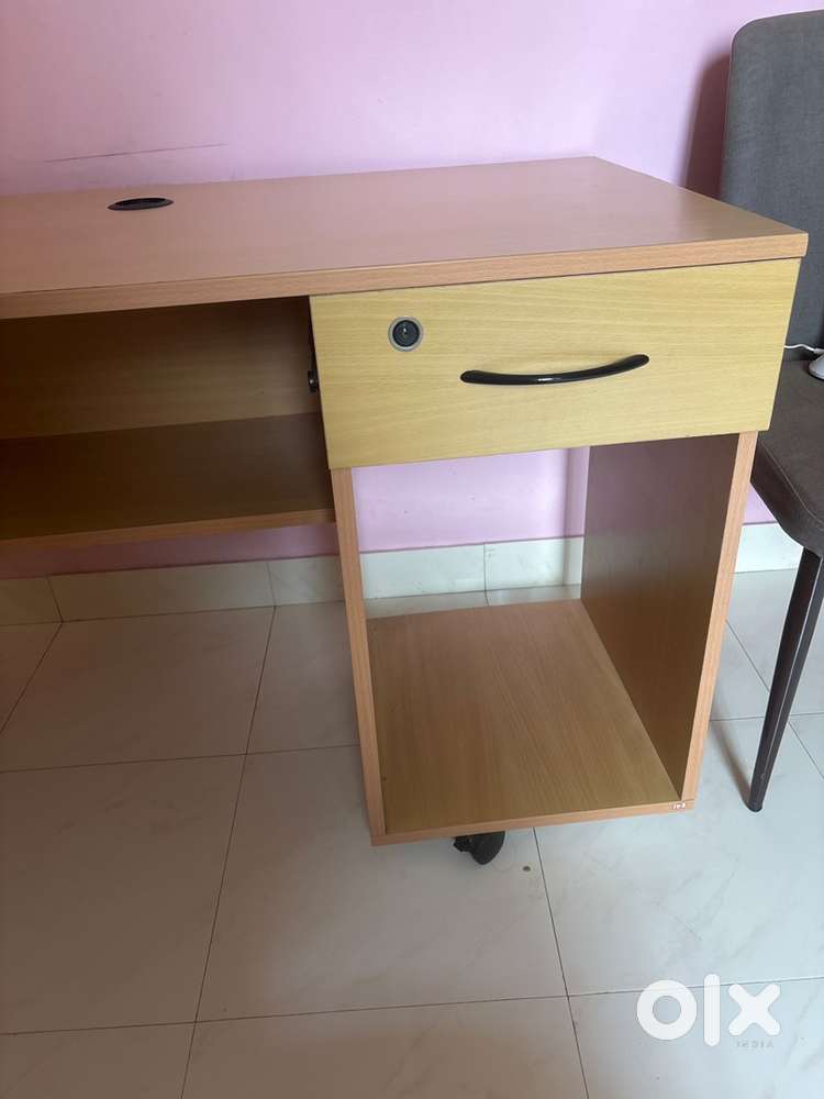 Computer table