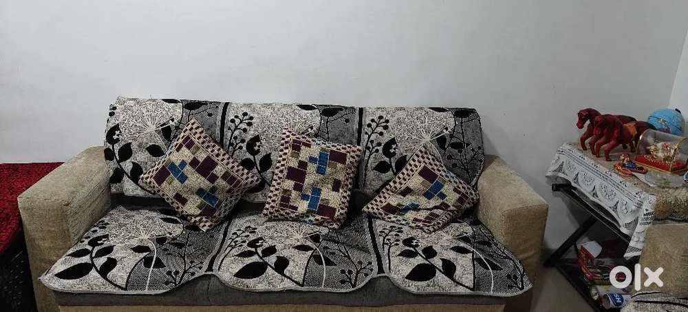 Stylish 5-Seater Sofa with couch & Center Table – Excellent Condition!