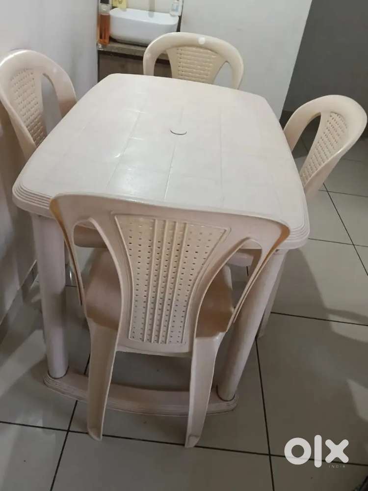Cello Dinning Table Plastic with 4 Chairs