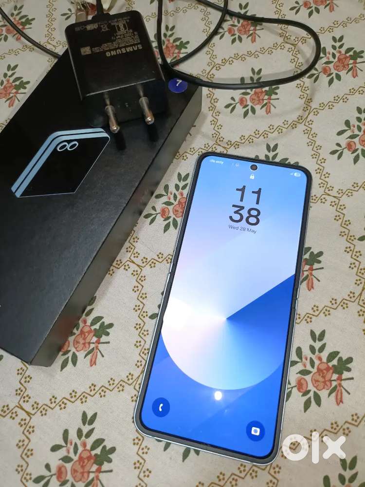samsang galaxy z flip 6-excellent condition  original box & charger