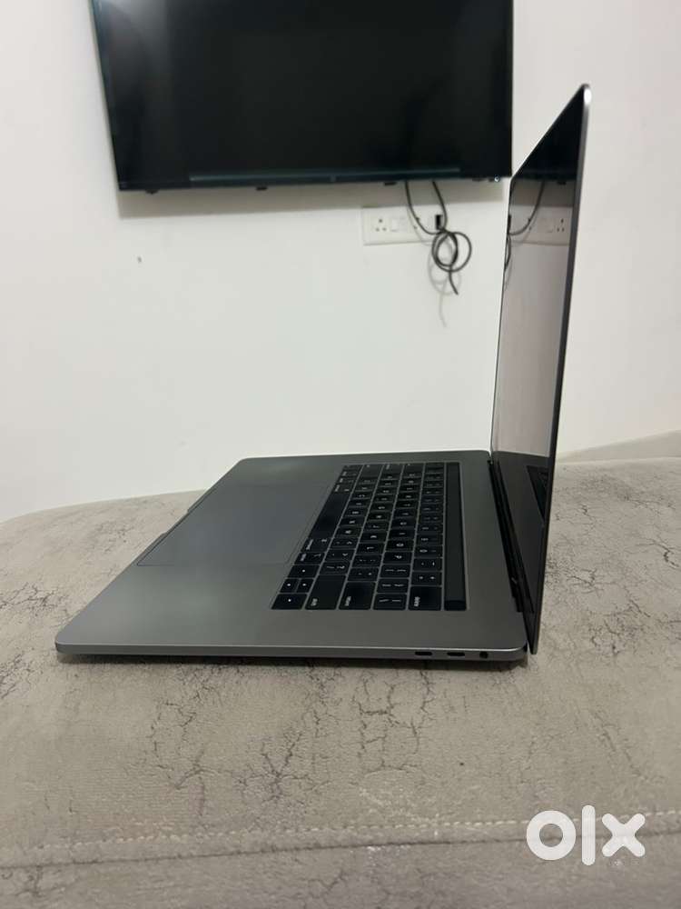 Macbook Pro 2019 (i7, 16 GB, 1.5 GB Graphics) with Laptop Bag
