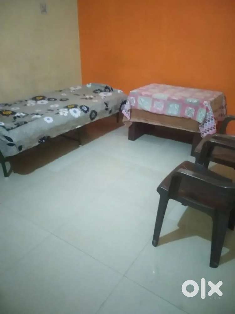 Room for rent ( bed matress chair table)