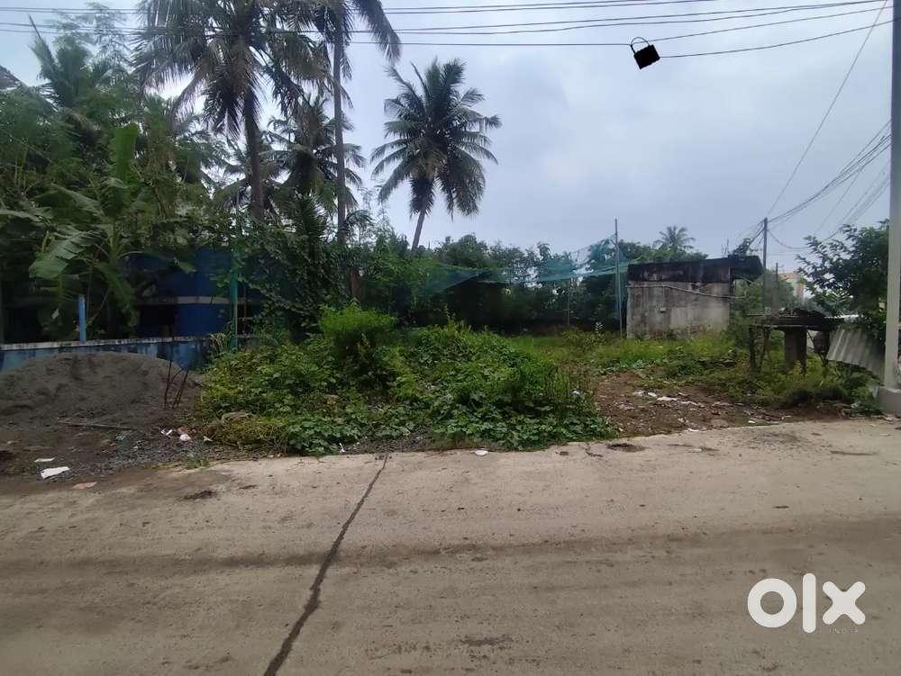 Empty plot for rent  on road corner.