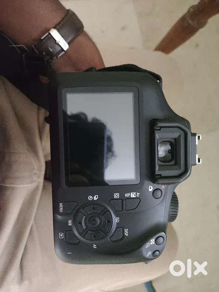 DSLR cemara canon 2000D