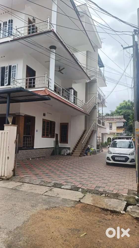 LADIES HOSTEL, NO TIME RESTRICTION, WITH FOOD