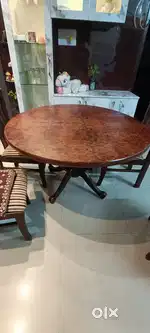 Wooden Dinnig table round with 4 Chair good condition